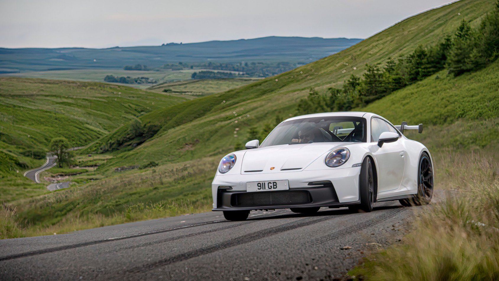 Porsche 911 GT3 Porsche 911 GT3 na asfaltowej drodze
