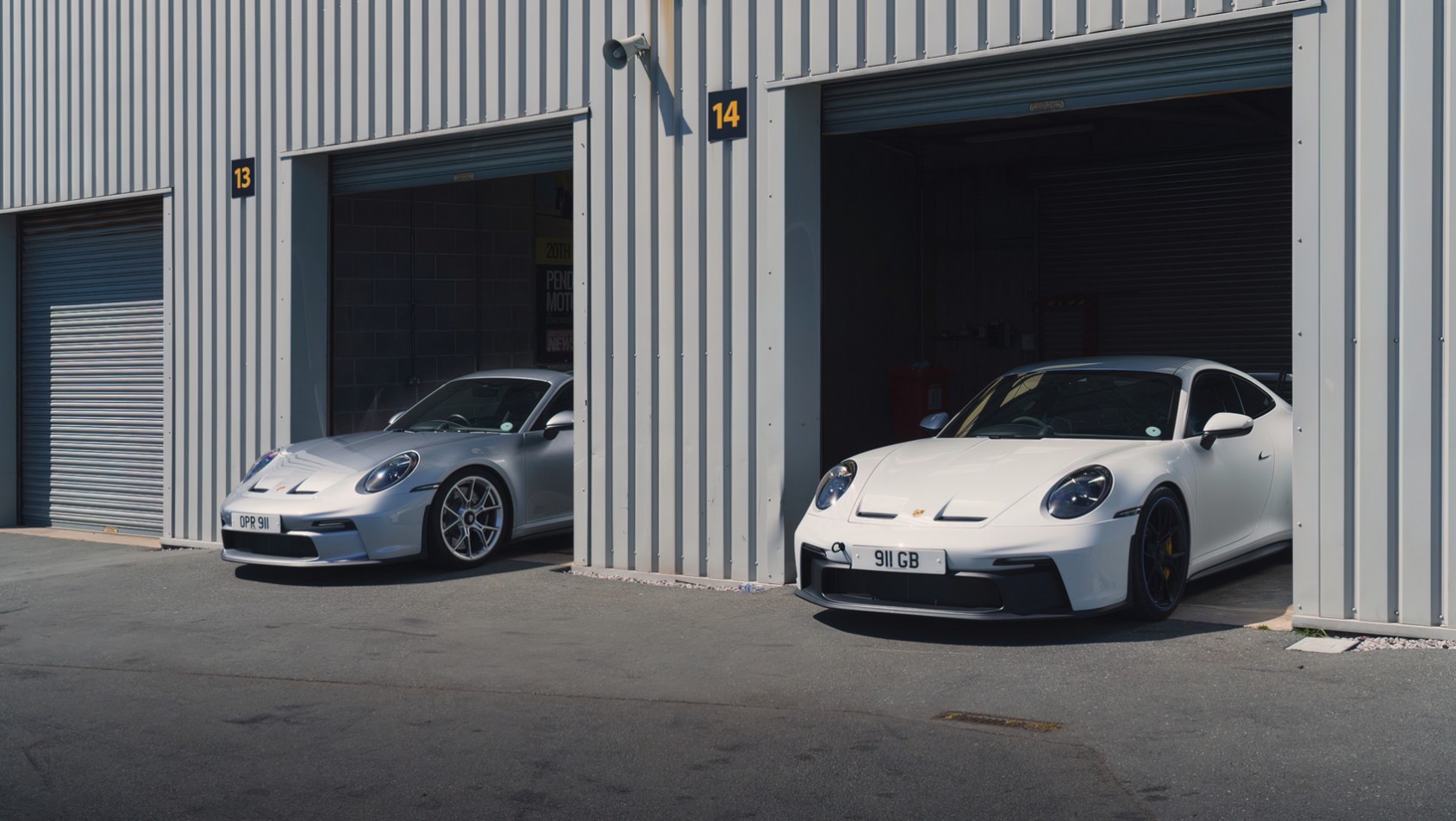 Porsche 911 GT3 2 Porsche 911 GT3 w garażu na torze