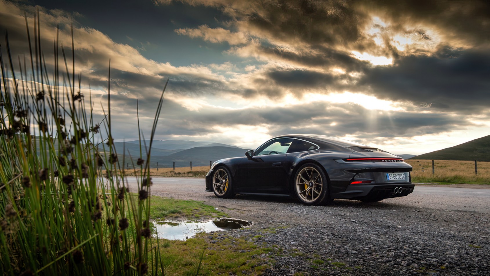 Porsche 911 GT3 Czarne Porsche 911 GT3 o zachodzie słońca
