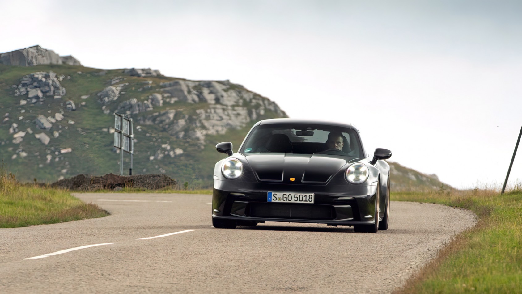 Porsche 911 GT3 Czarne Porsche 911 GT3 za zakrętem