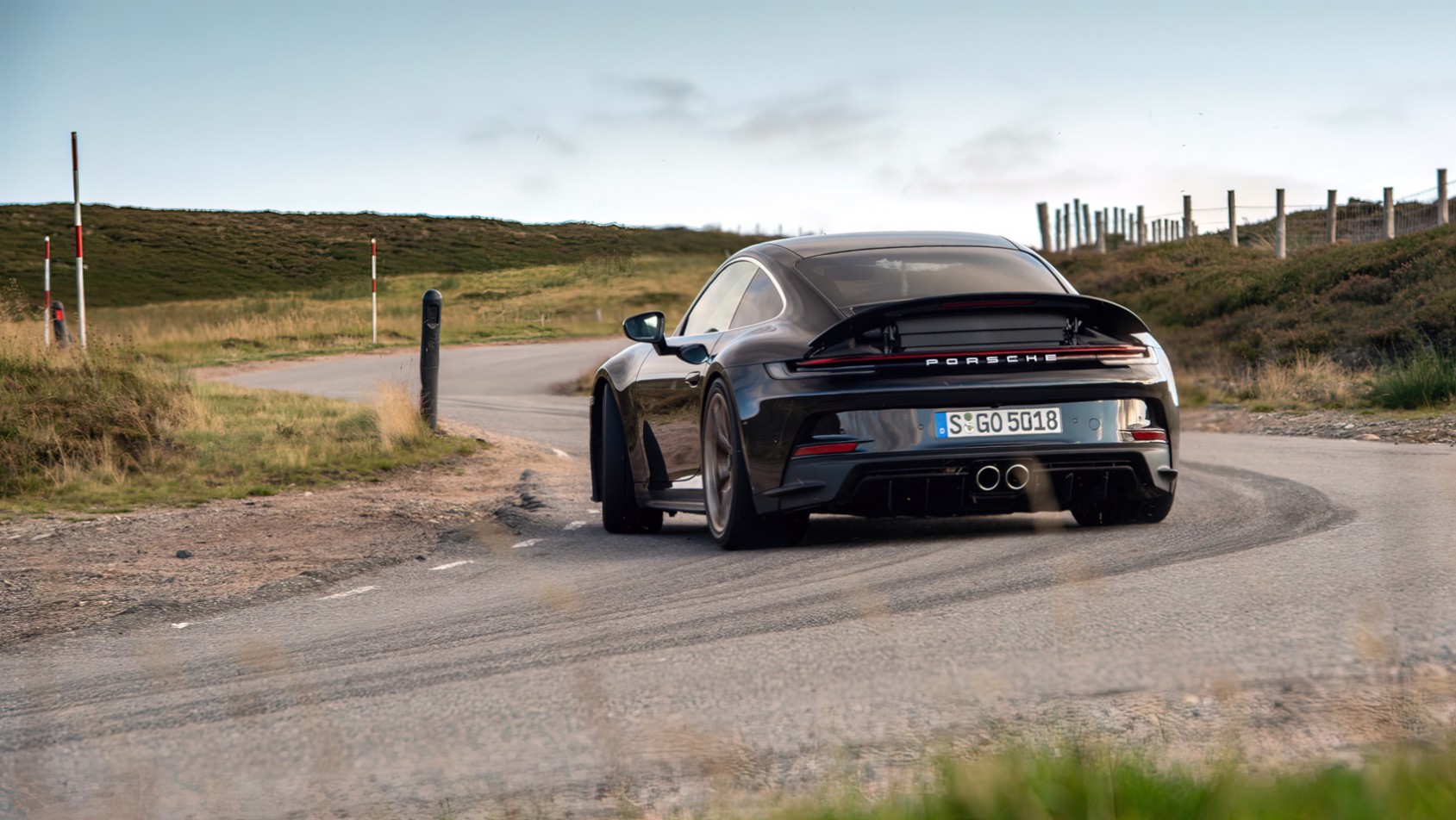 Porsche 911 GT3 Czarne Porsche 911 GT3 przed zakrętem