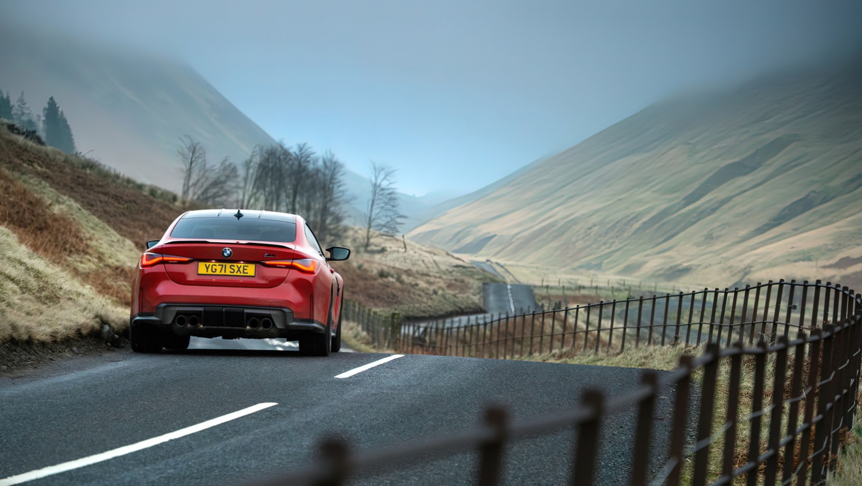 BMW M4 Competition xDrive z tyłu podczas jazdy