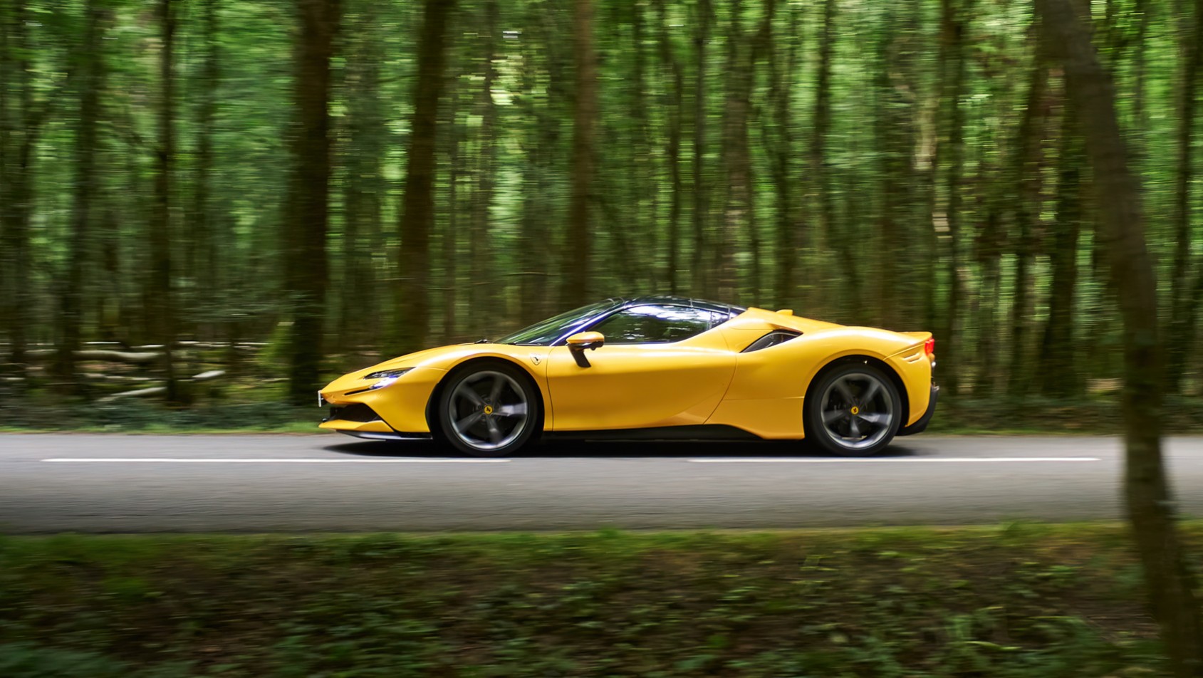 Ferrari SF90 Spider z boku