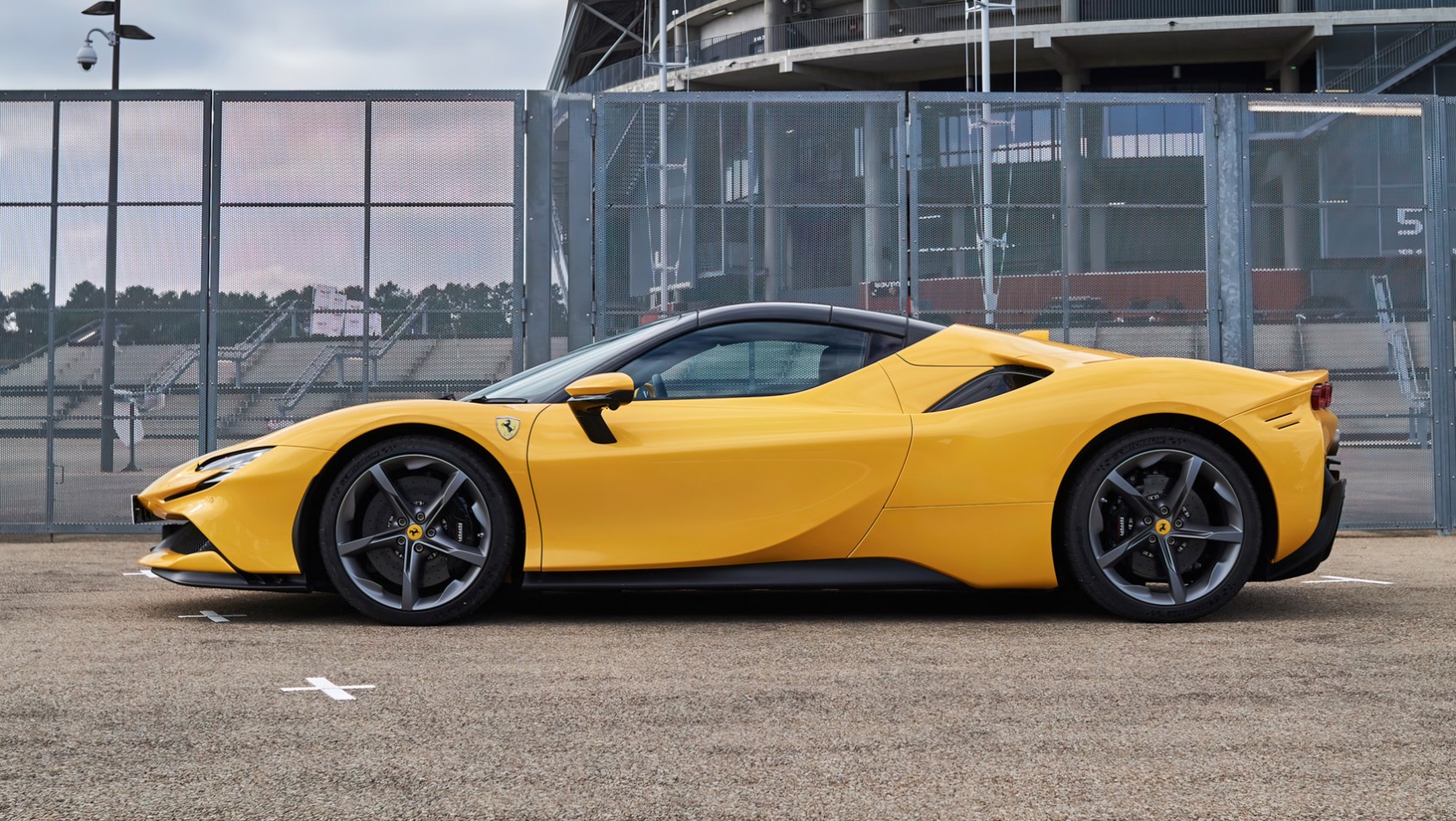 Ferrari SF90 Spider zaparkowany