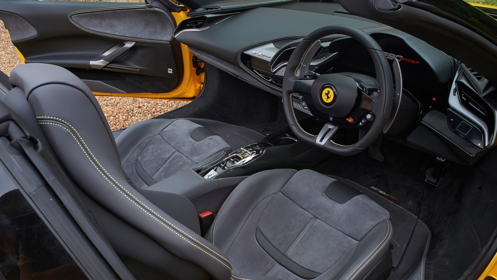 Ferrari SF90 Spider wnętrze