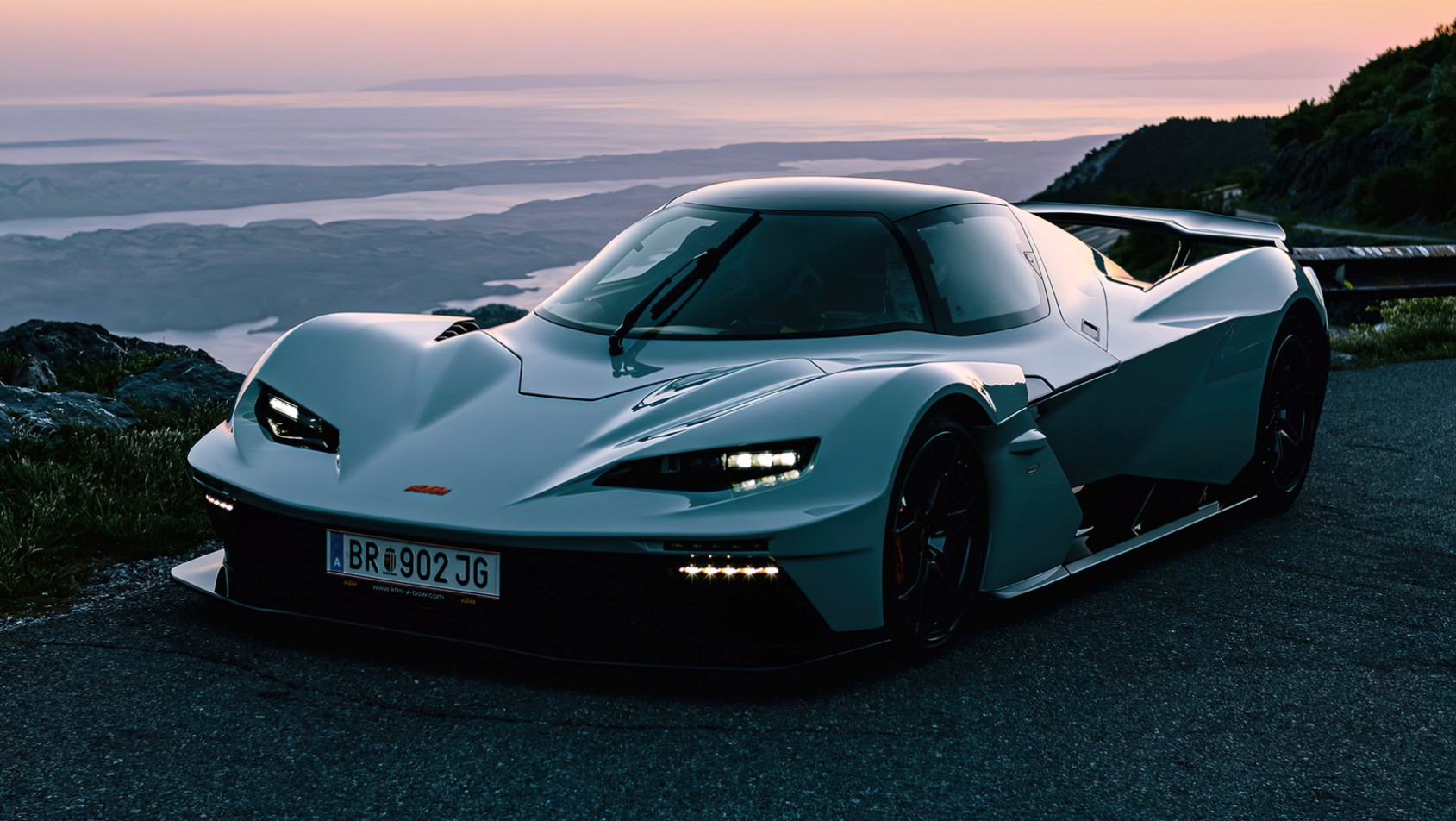 KTM X-Bow GT-XR o zachodzie słońca