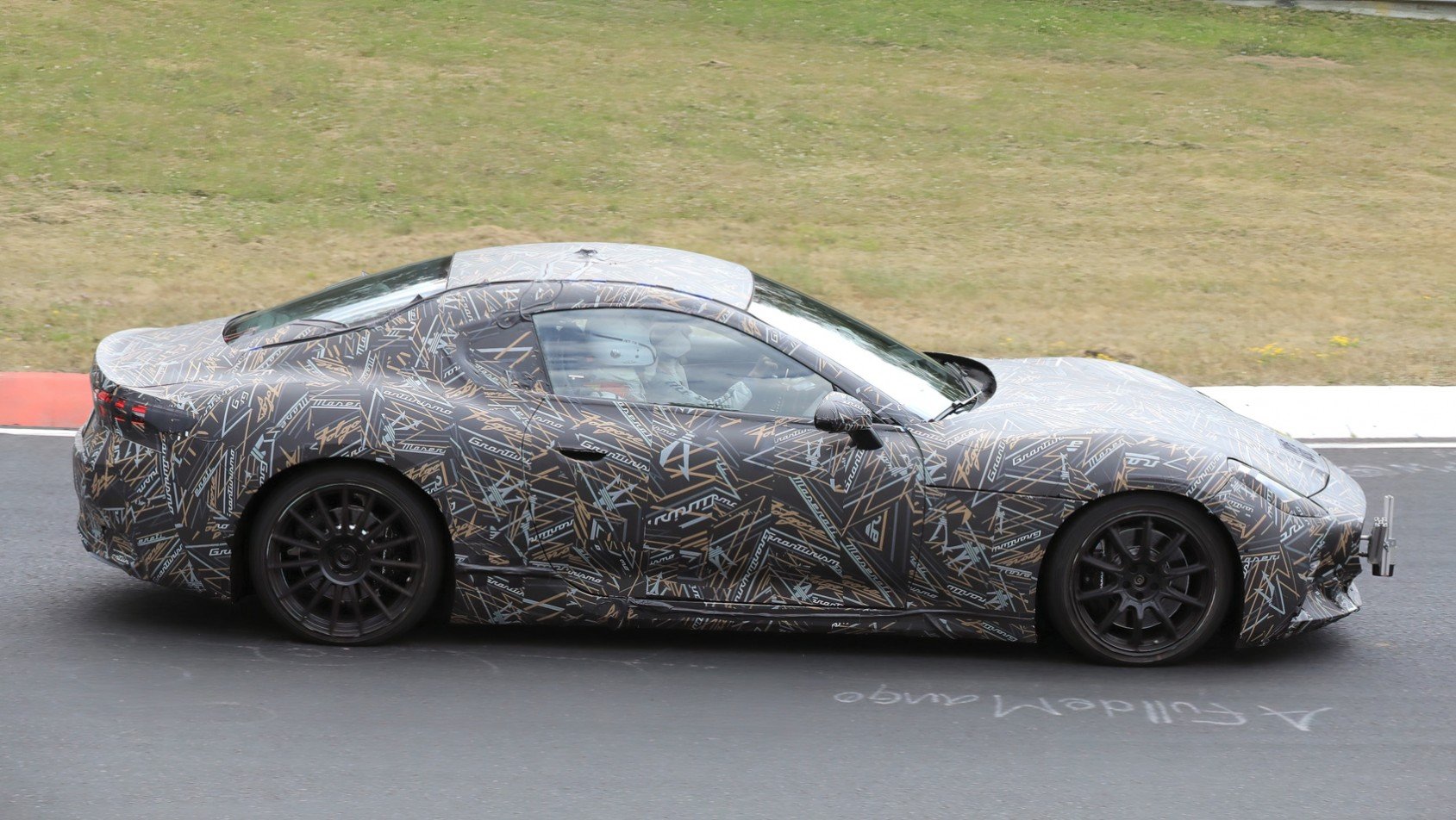 Maserati GranTurismo Folgore z boku