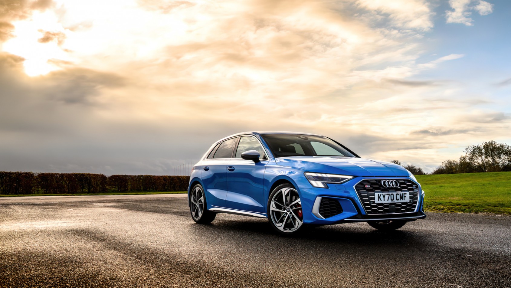 Audi S3 2022 sylwetka z przodu