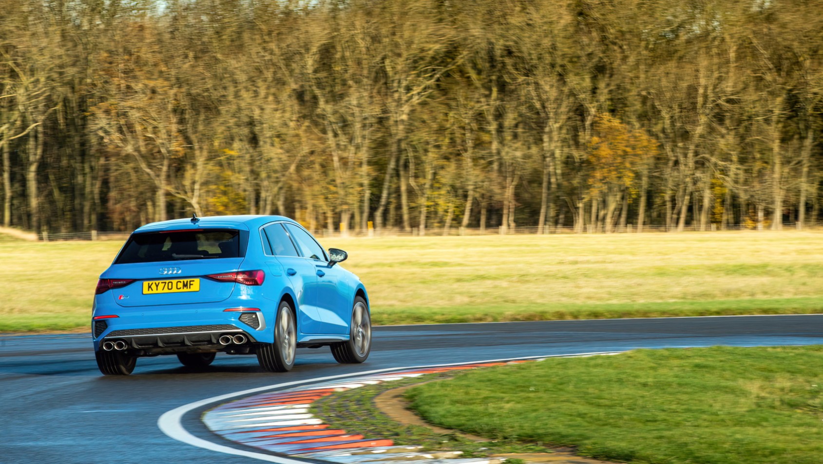 Audi S3 2022 na torze na zakręcie