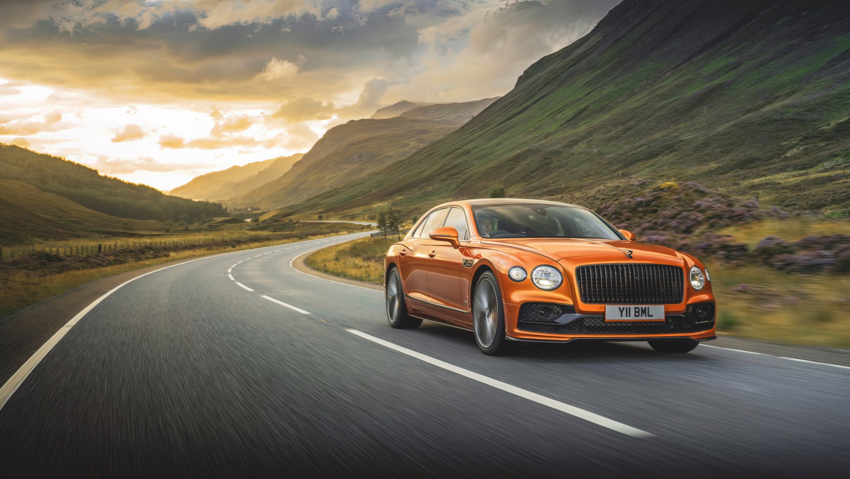 Bentley Flying Spur Speed o zachodzie słońca