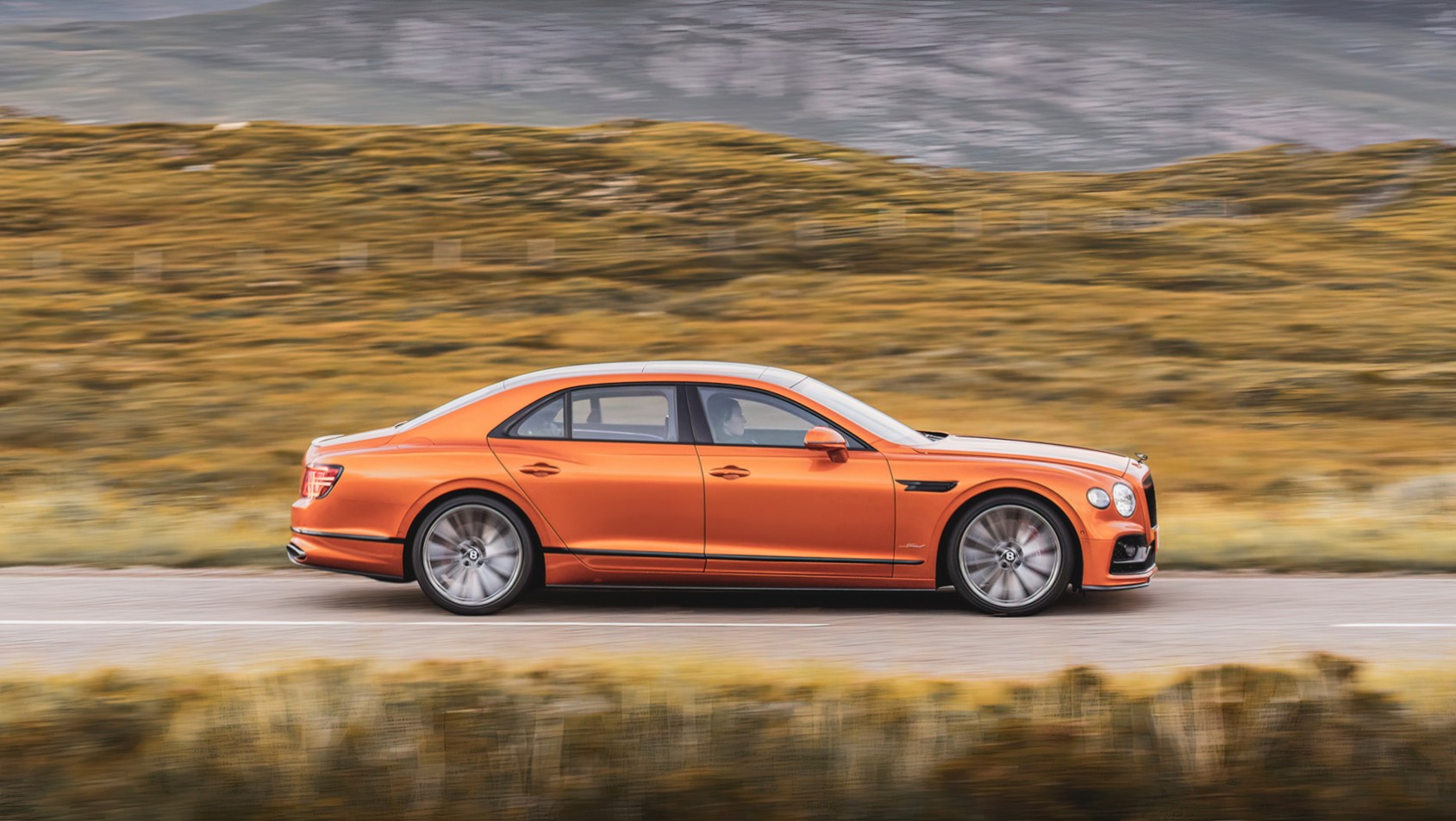 Bentley Flying Spur Speed sylwetka z boku