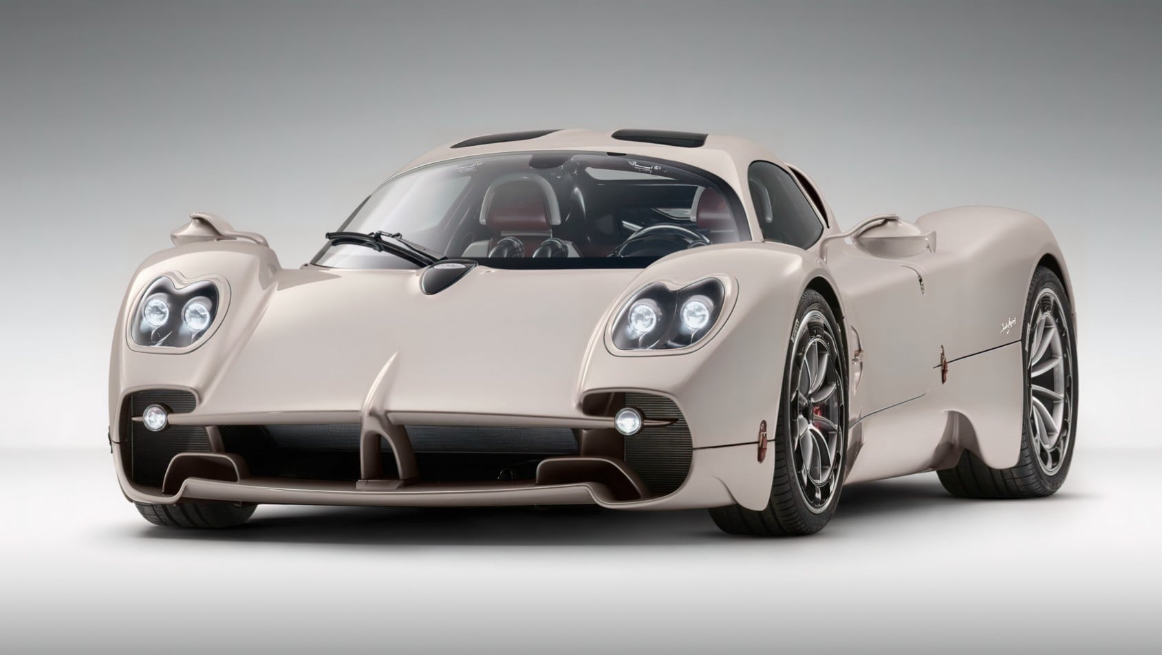 Pagani Utopia sylwetka z przodu