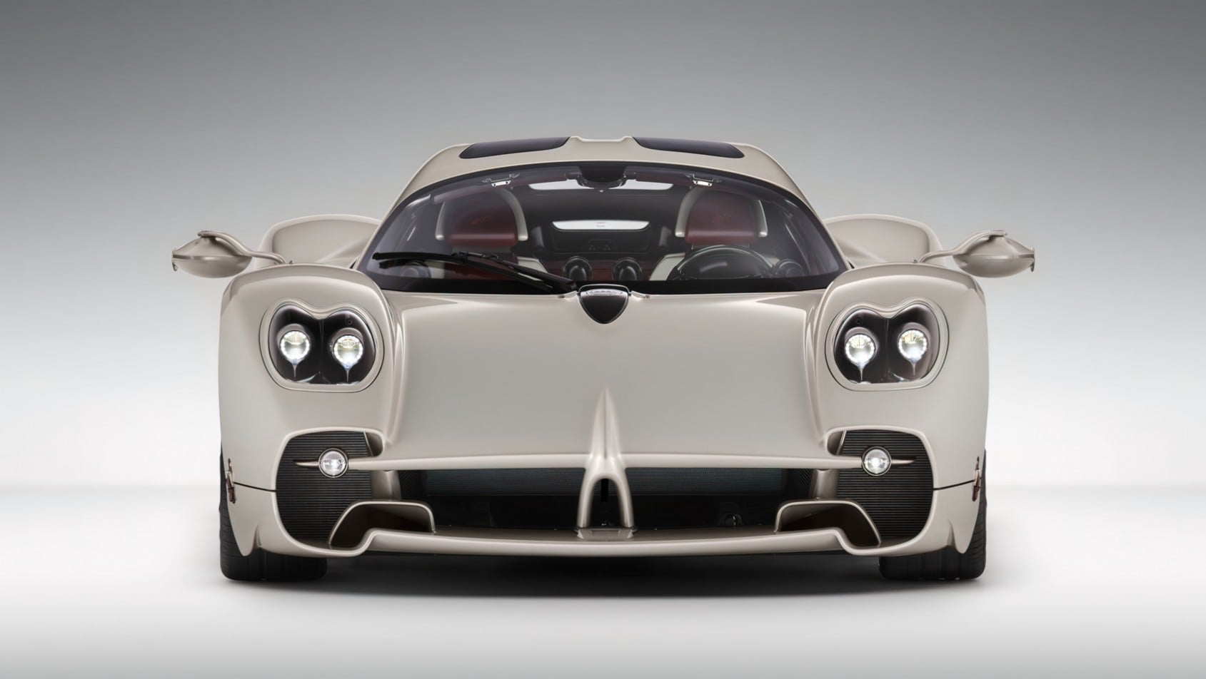 Pagani Utopia sylwetka z przodu