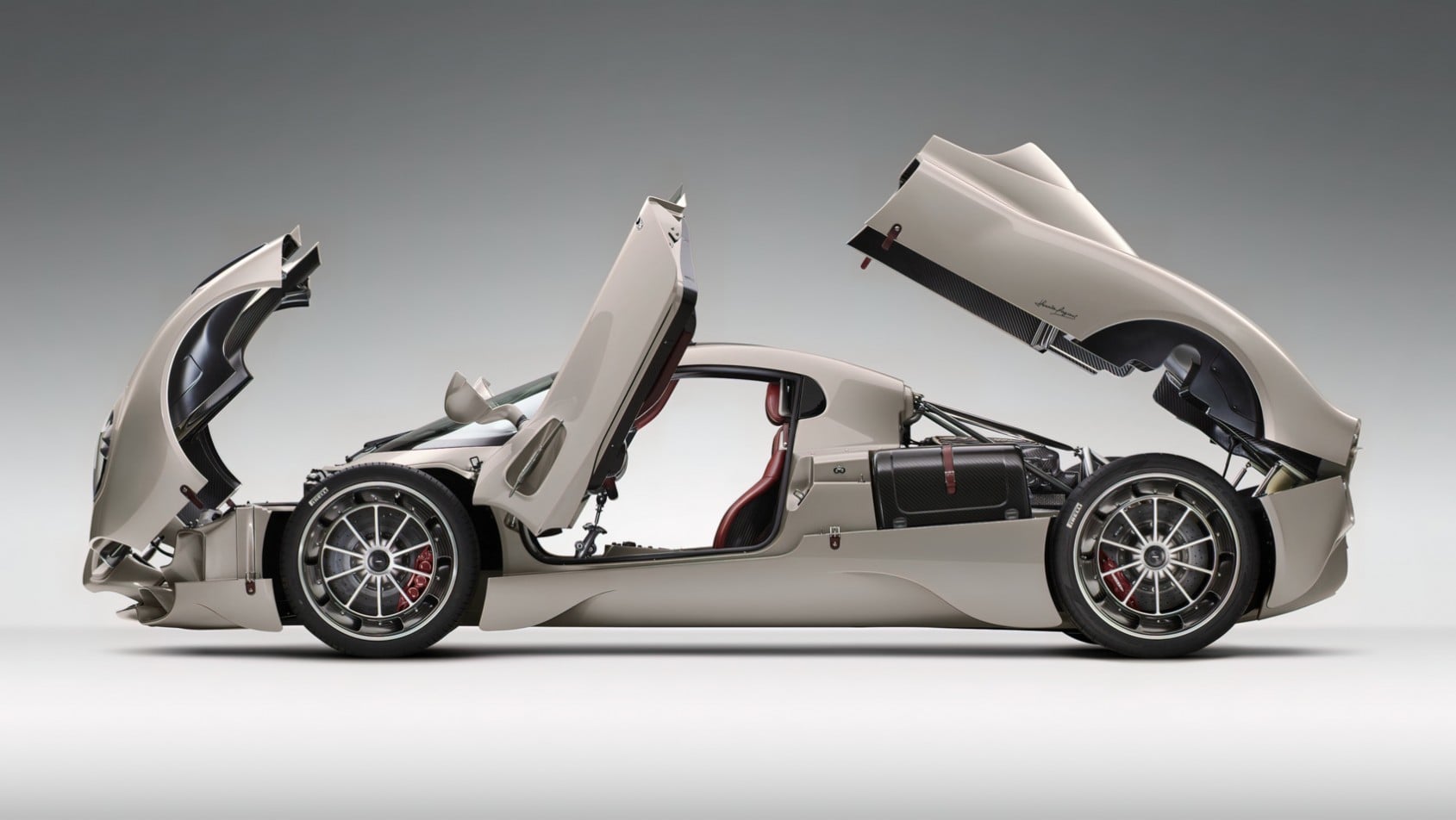 Pagani Utopia z boku otwarte drzwi