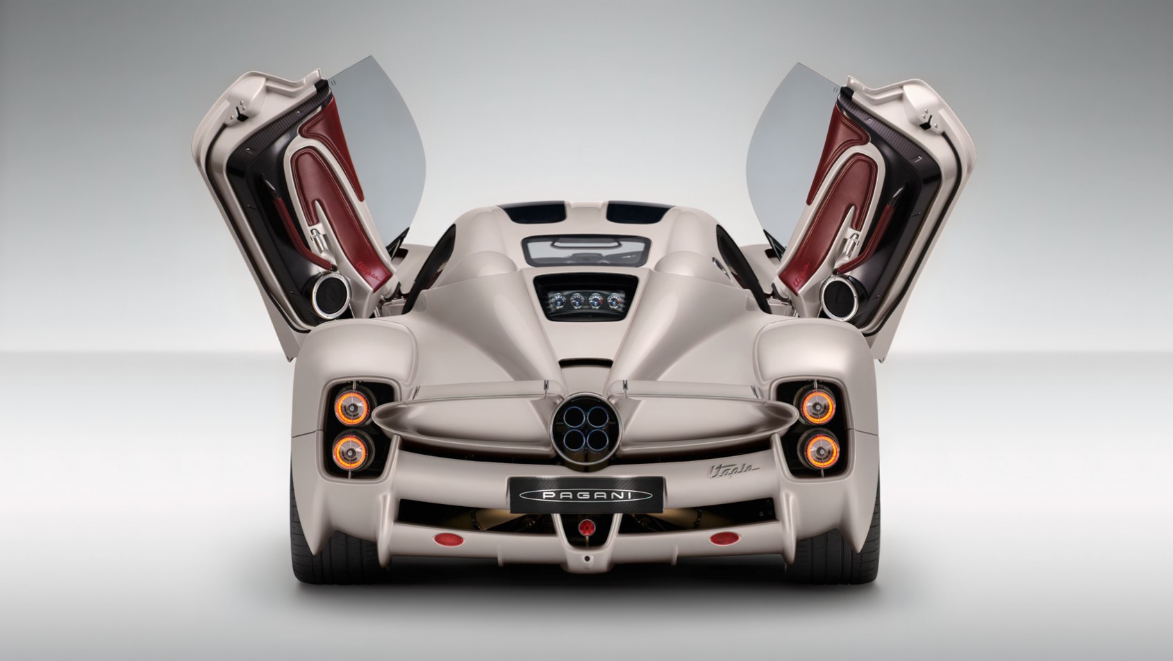 Pagani Utopia z otwartymi drzwiami