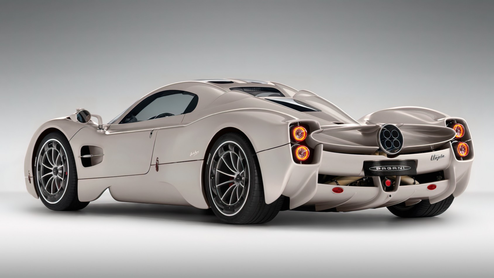 Pagani Utopia sylwetka z tyłu