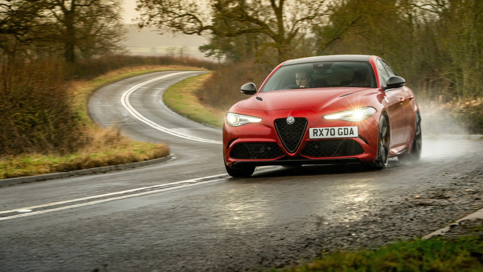 Alfa Romeo Giulia Quadrifoglio na drodze podczas testu