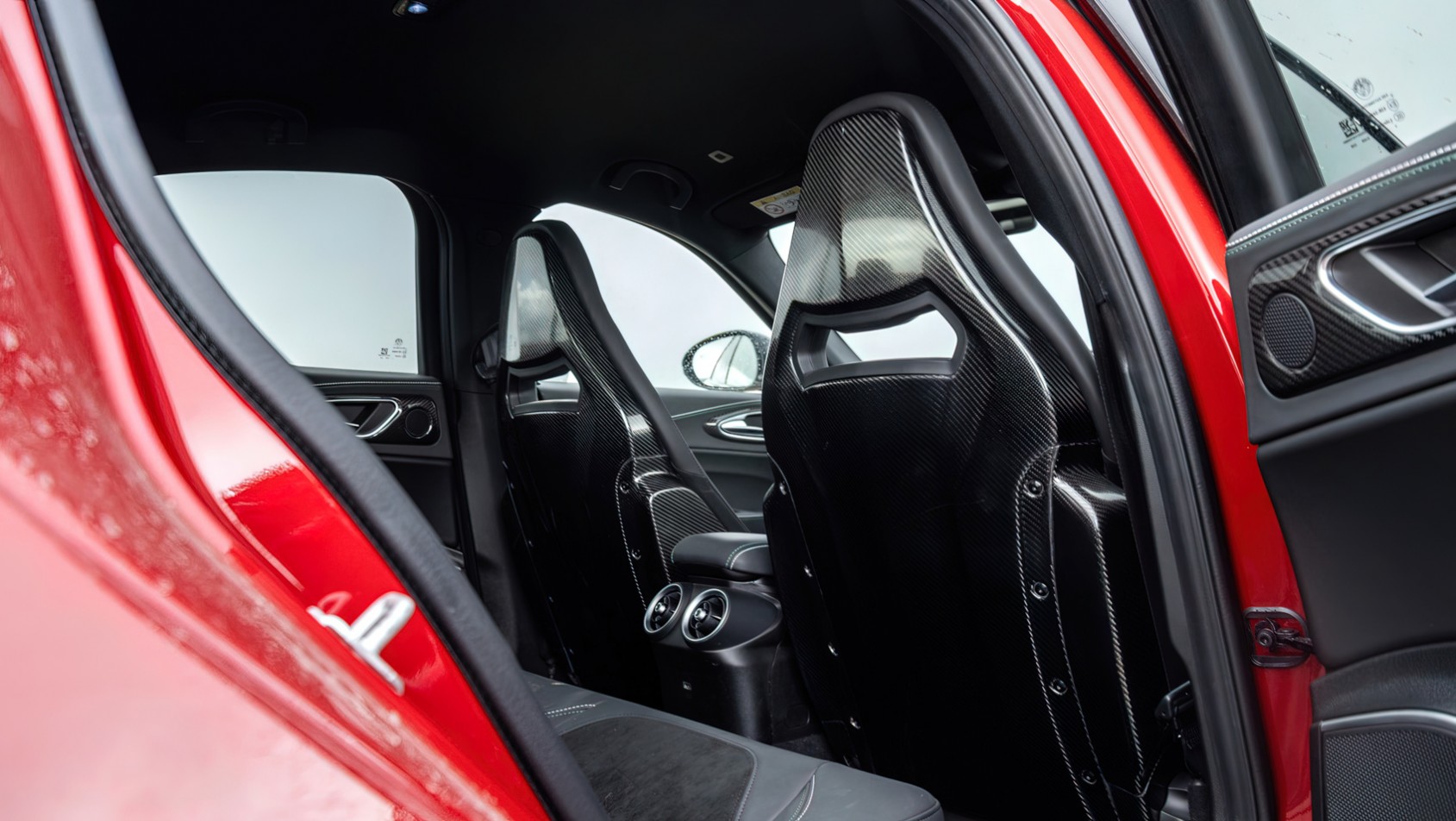 Alfa Romeo Giulia Quadrifoglio z otwartymi drzwiami