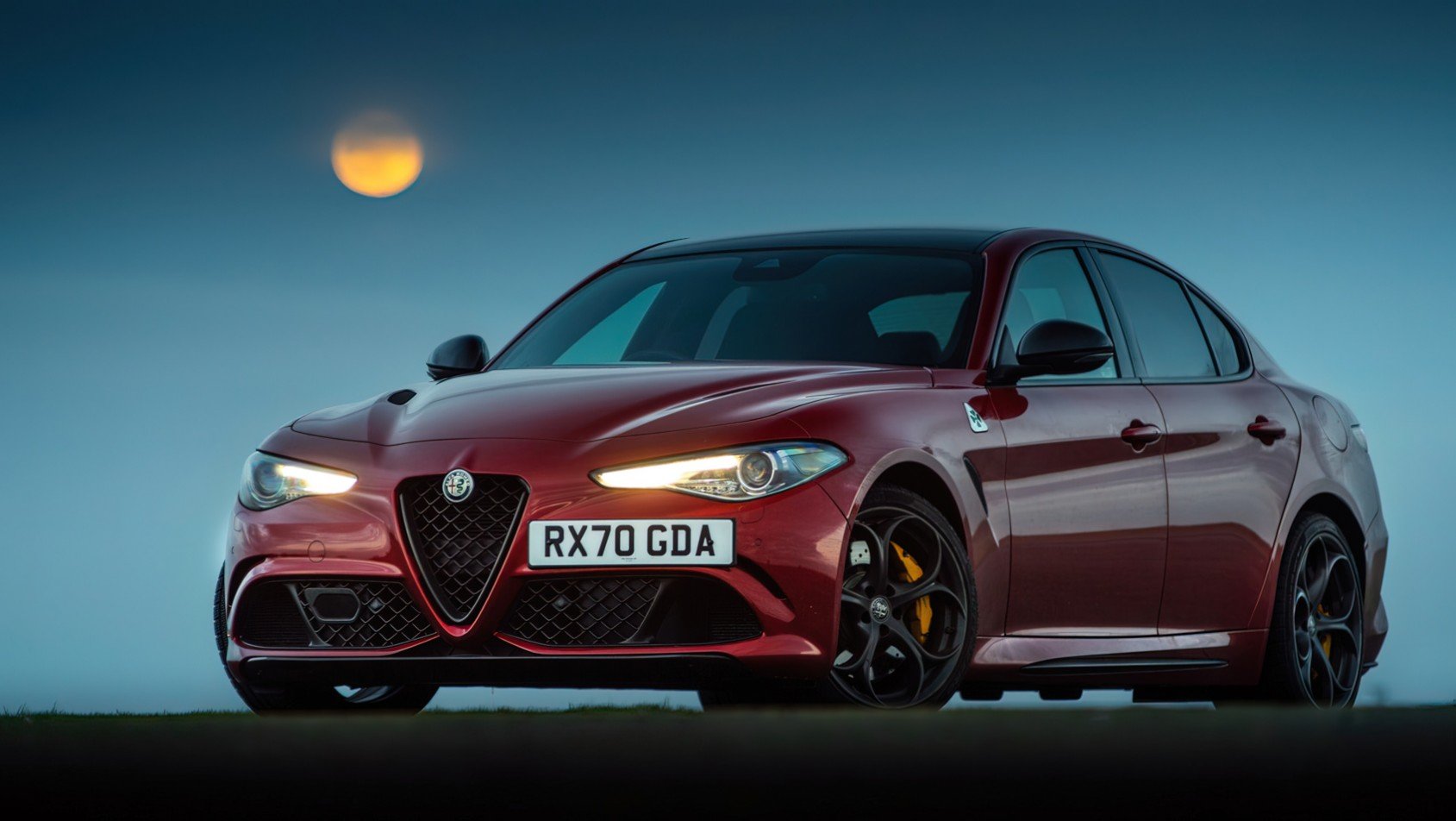 Alfa Romeo Giulia Quadrifoglio w świetle księżyca