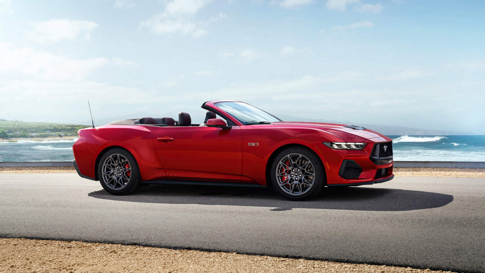 Nowy Ford Mustang Convertible na tle morza