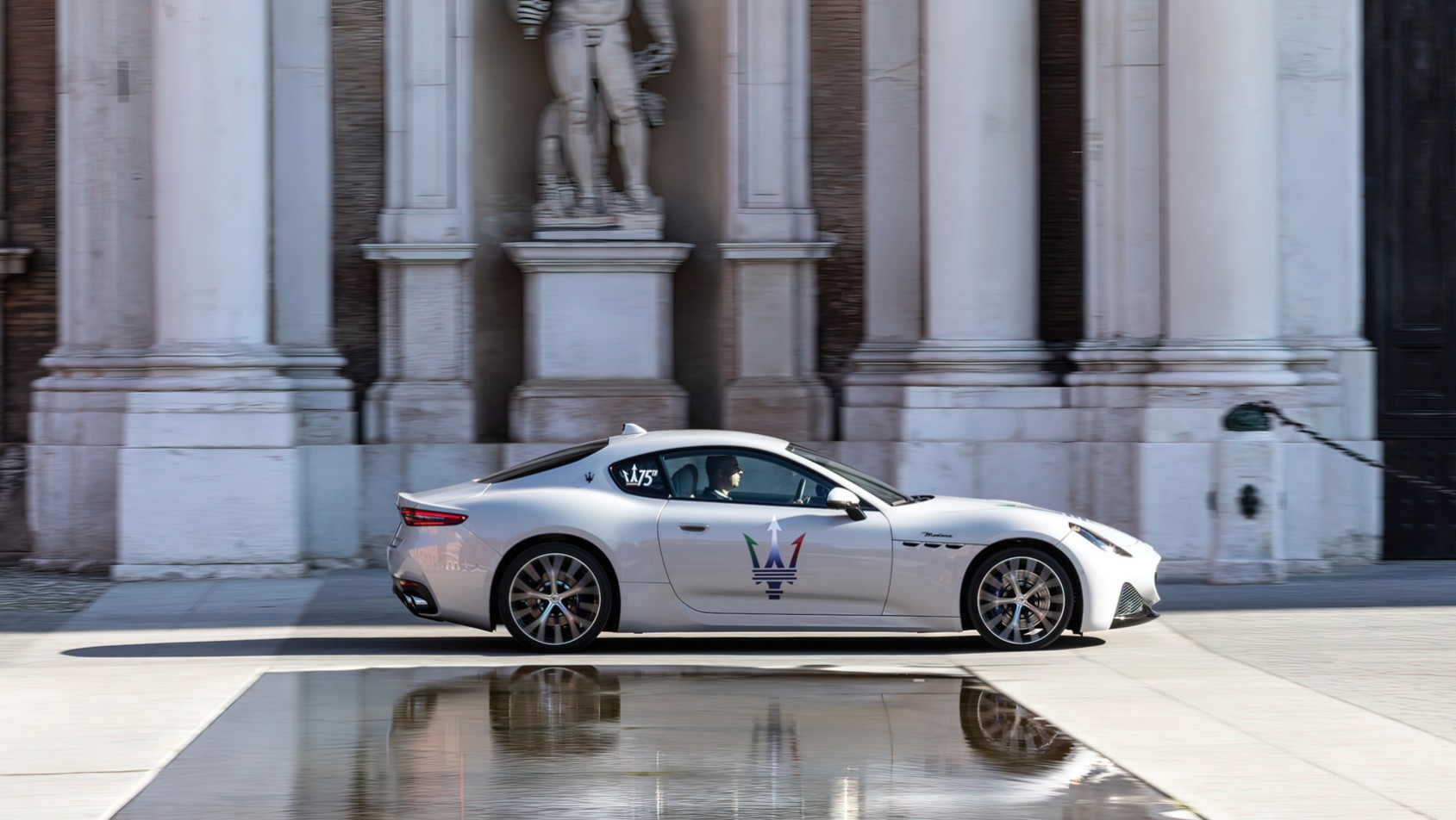 Maserati GranTurismo Trofeo Maserati GranTurismo Trofeo z boku