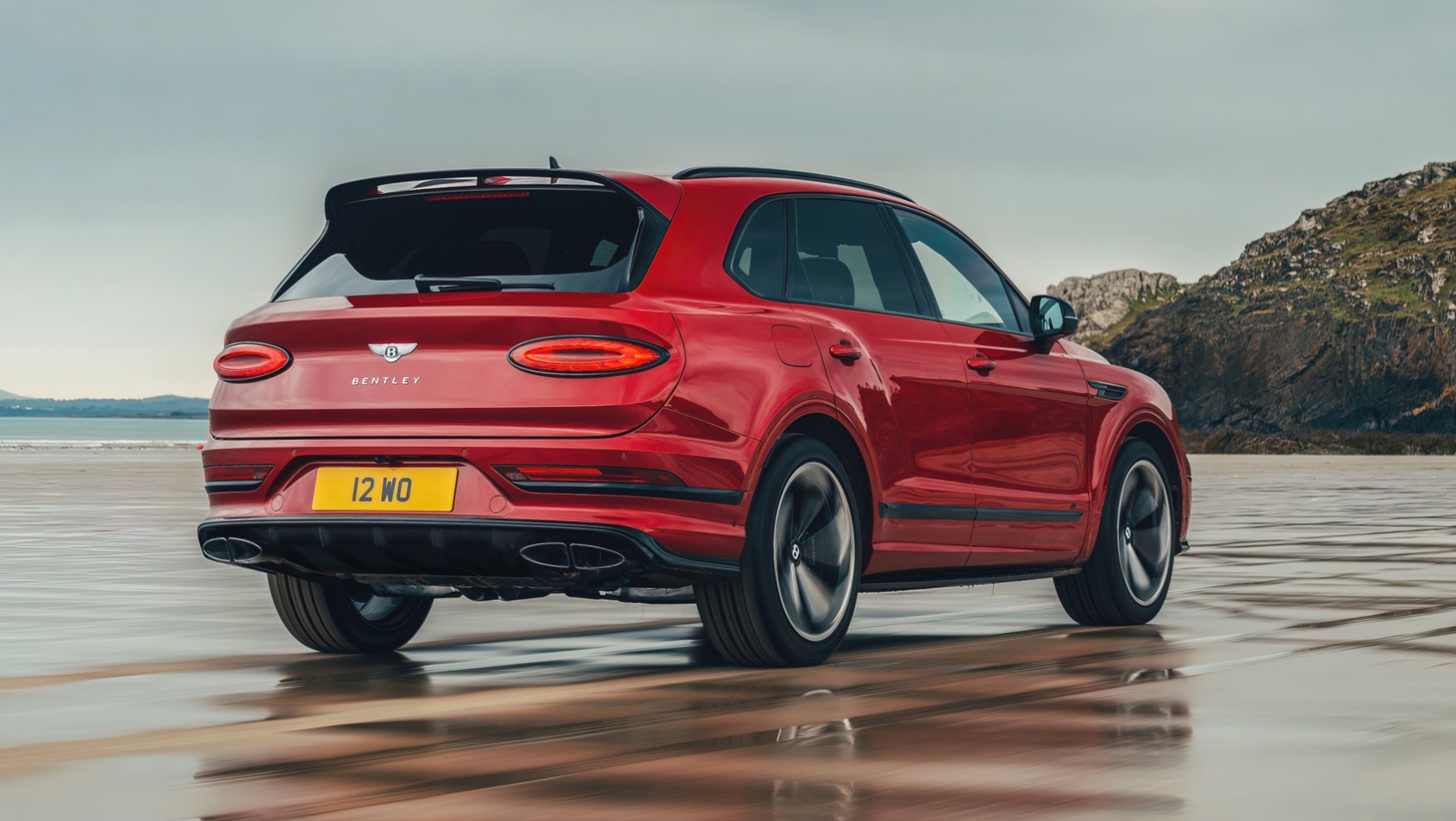 Bentley Bentayga S 2022 sylwetka z tyłu