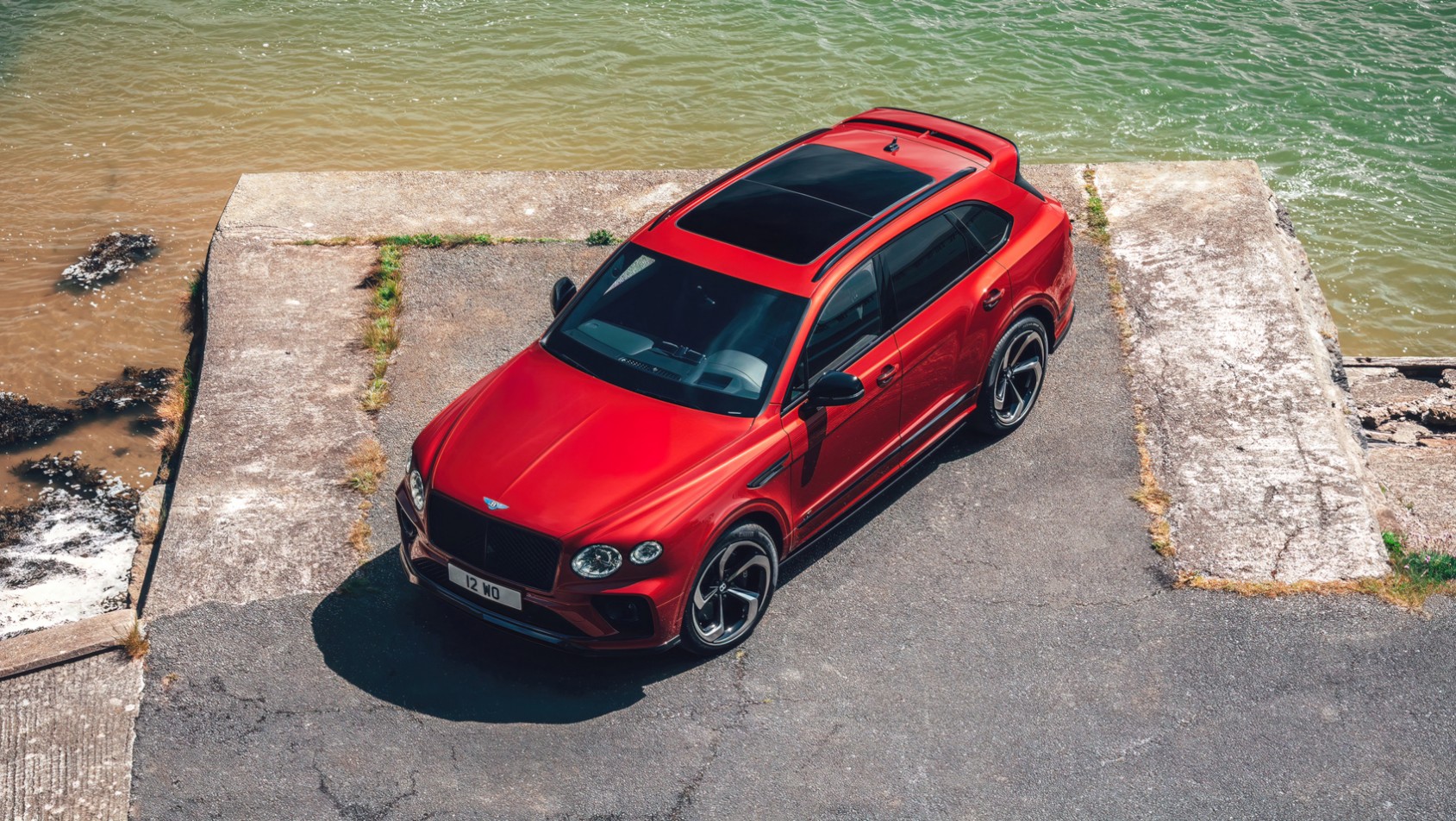 Bentley Bentayga S 2022 zaparkowany