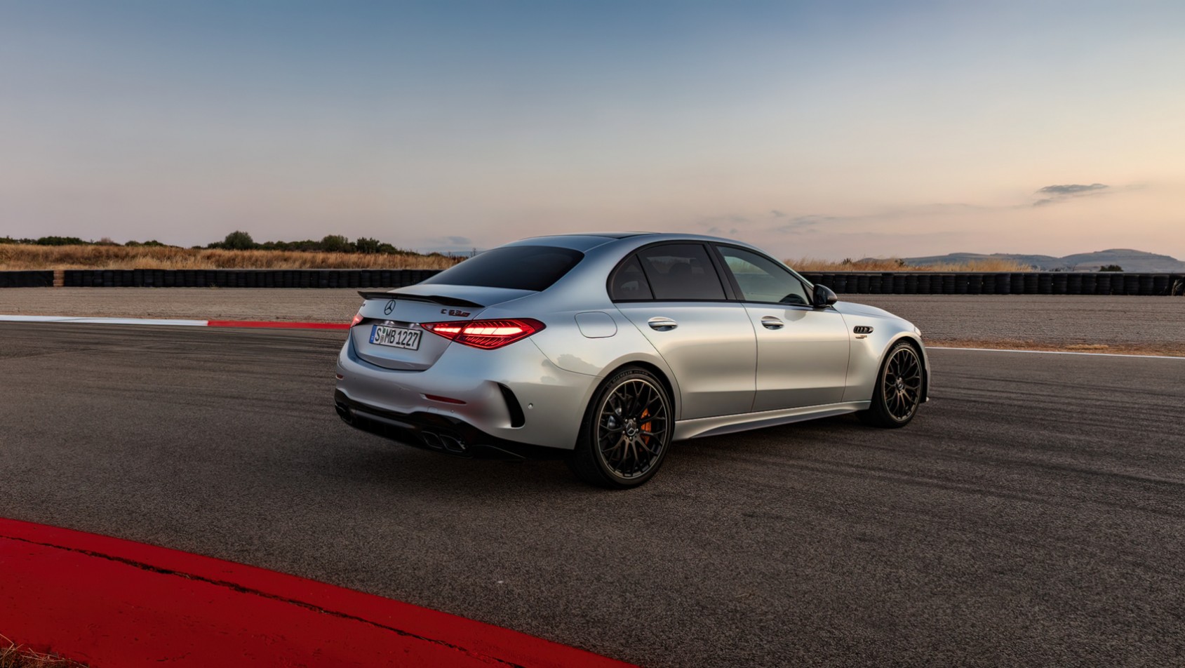 Mercedes AMG C63 z zapalonymi światłami