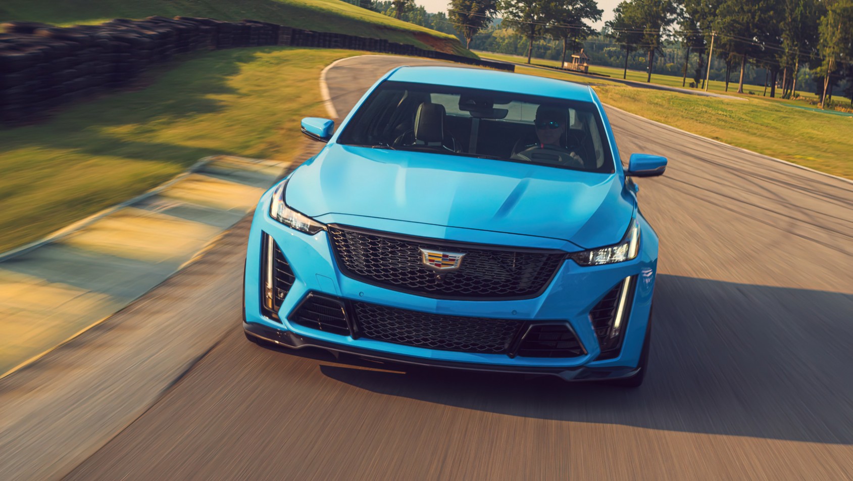 Cadillac CT5-V Blackwing sylwetka z przodu