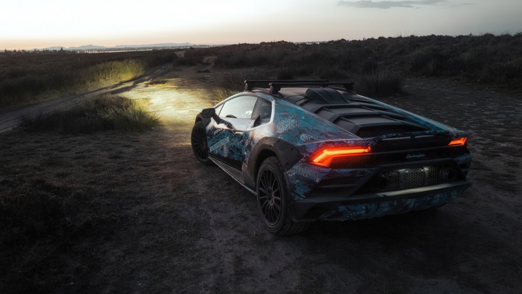 Lamborghini Huracan Sterrato Lamborghini Huracan Sterrato o zmierzchu