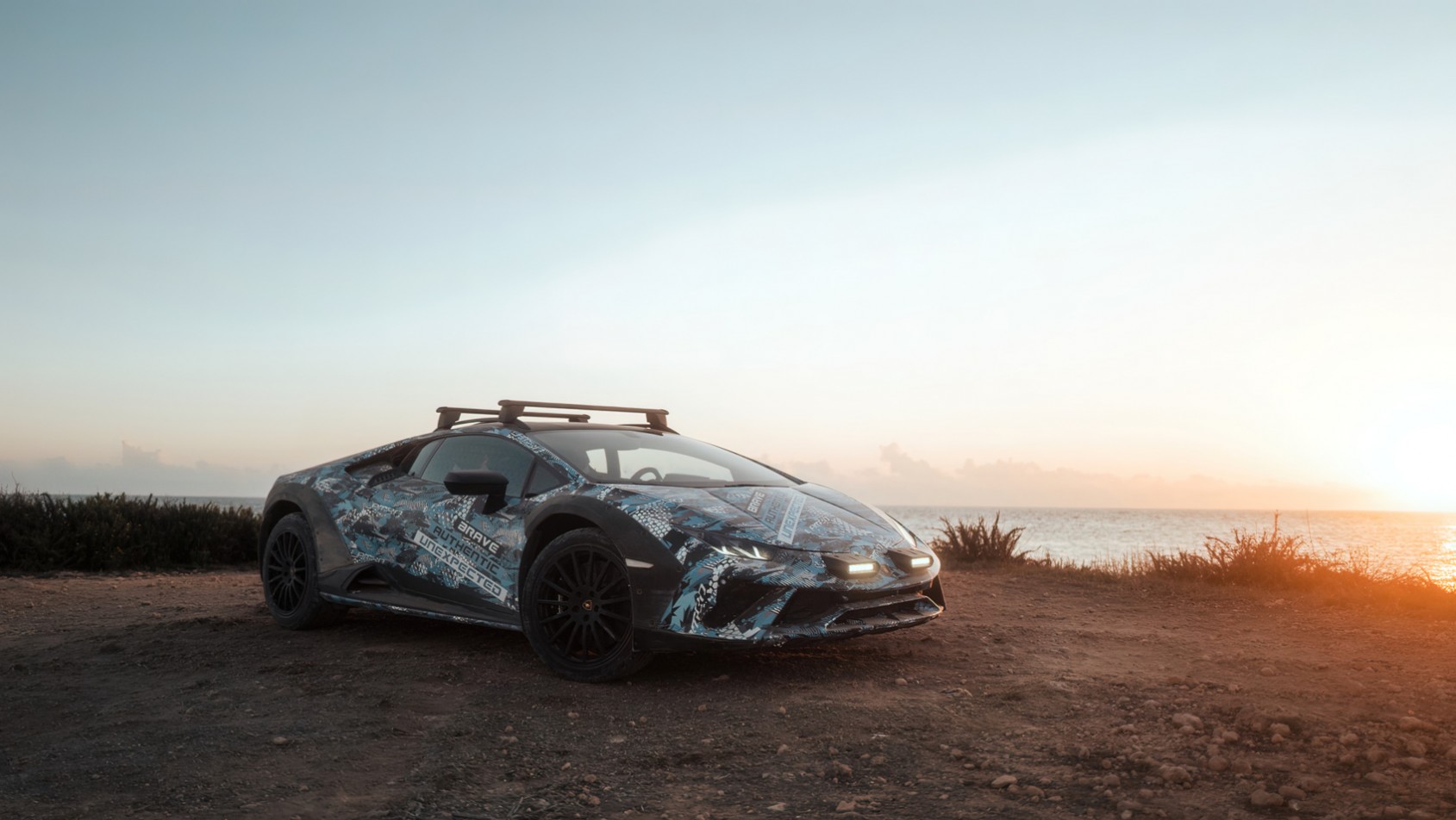 Lamborghini Huracan Sterrato Lamborghini Huracan Sterrato na tle zachodzącego słońca