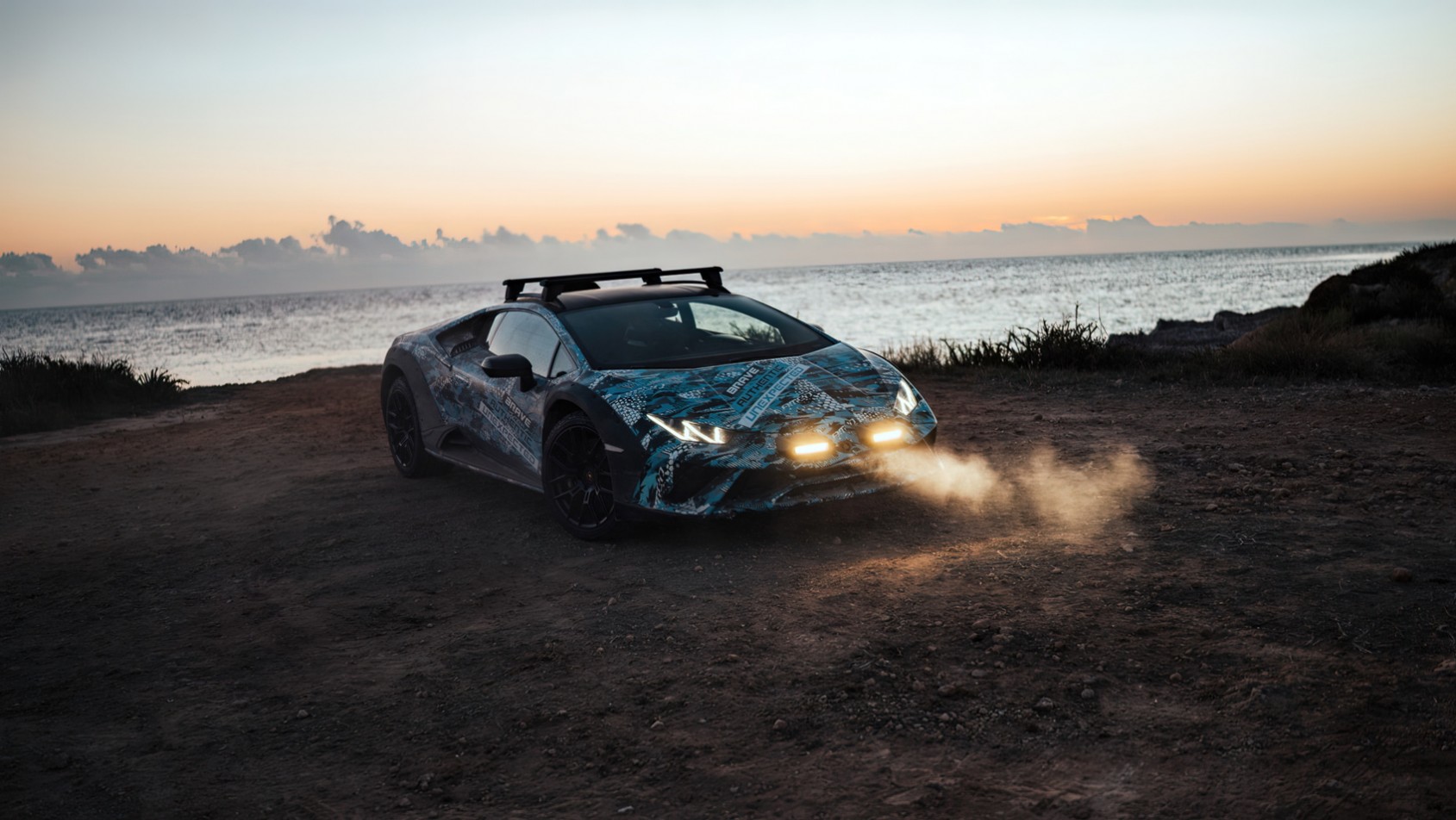 Lamborghini Huracan Sterrato Lamborghini Huracan Sterrato z zapalonymi światłami
