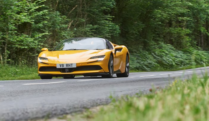 Ferrari SF90 Spider na drodze