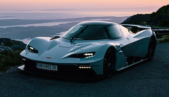 KTM X-Bow GT-XR o zachodzie słońca