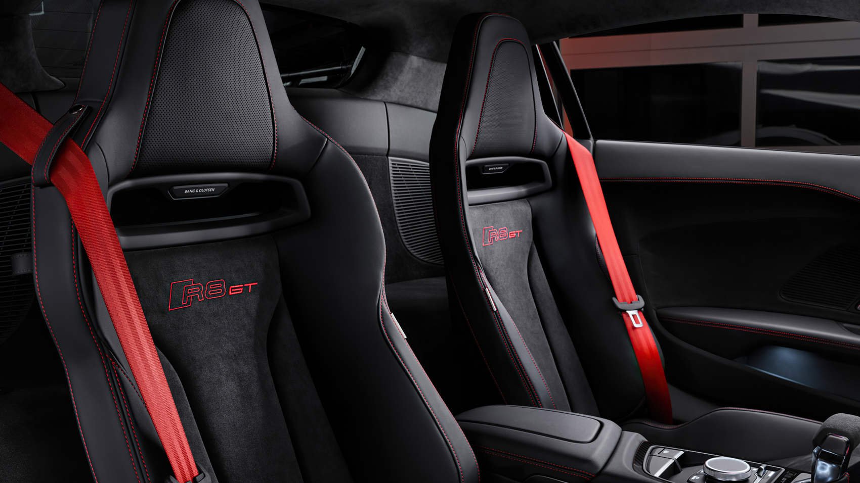 Audi R8 V10 GT RWD - czerwone przeszycia