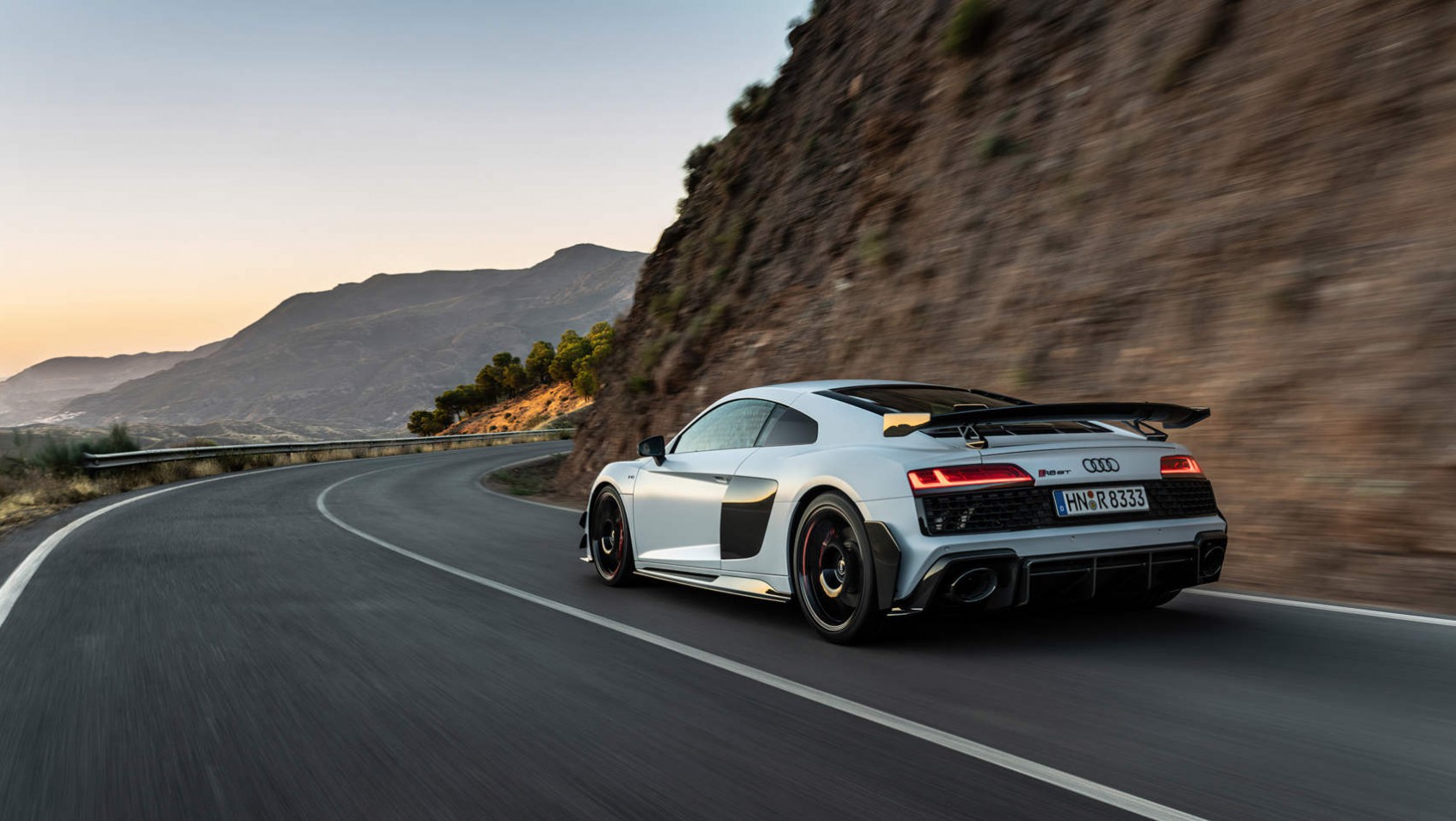 Audi R8 V10 GT RWD na tle krajobrazu