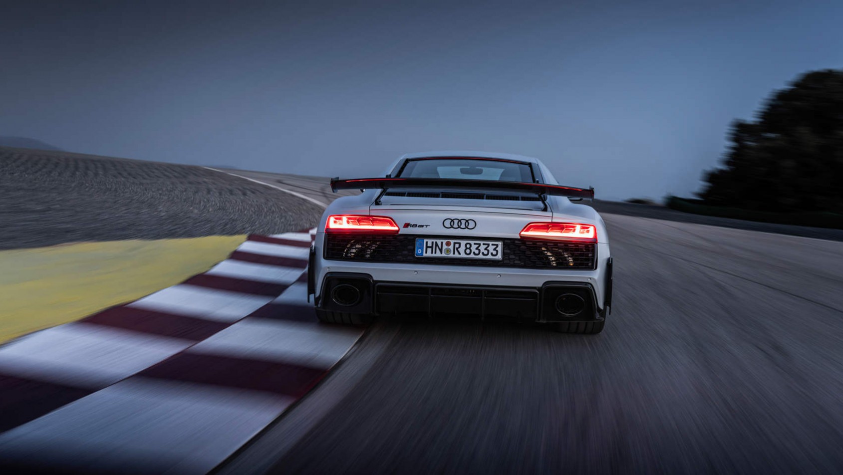 Audi R8 V10 GT RWD dohamowuje do zakrętu