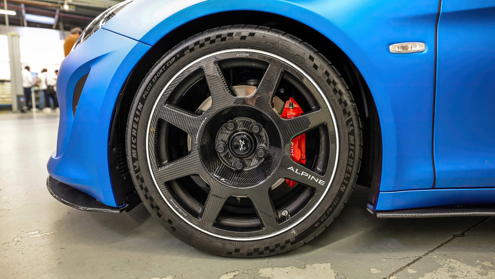 Alpine A110R - karbonowe felgi i ogromne tarcze hamulcowe