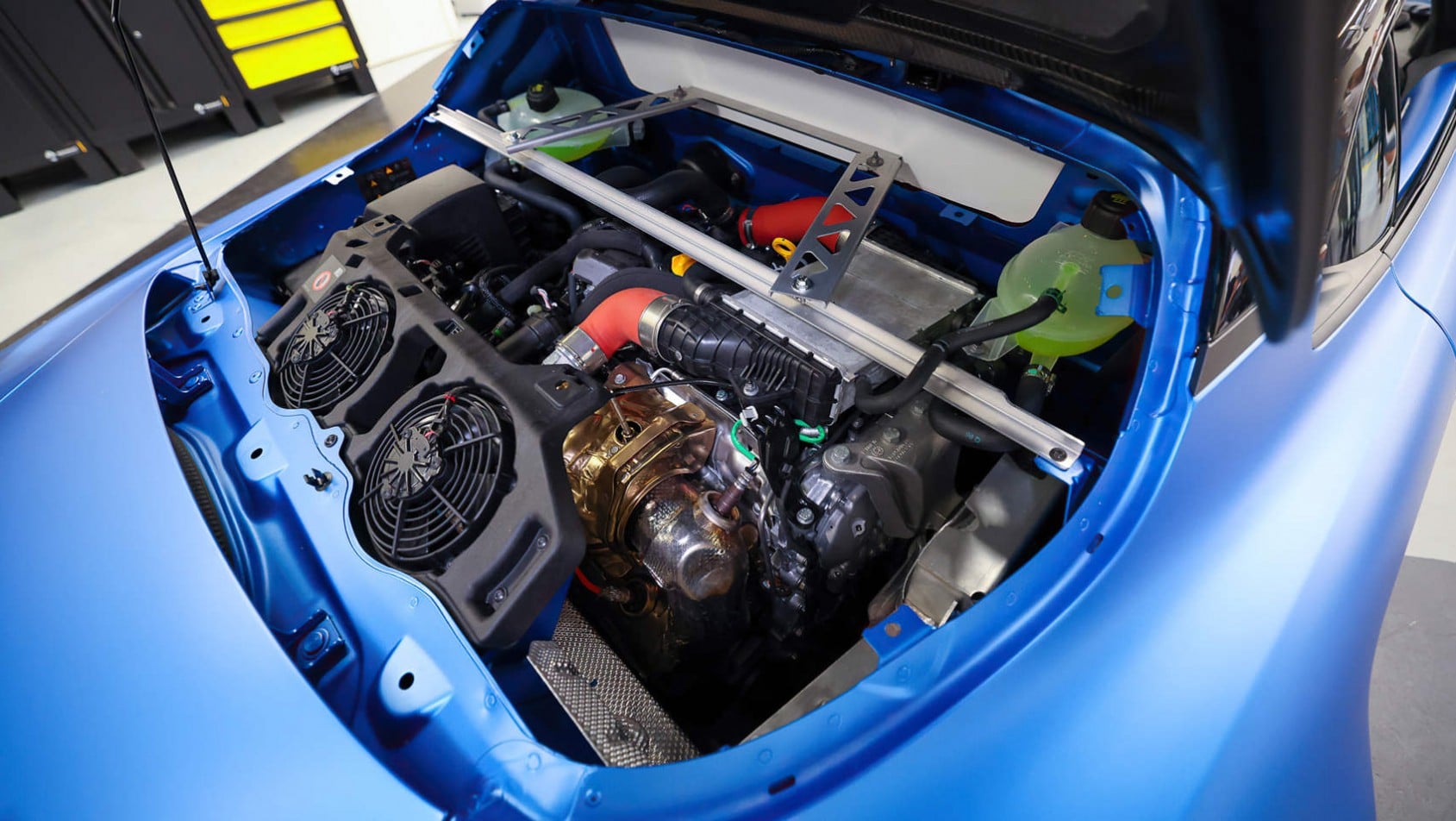 Alpine A110R - zbliżenie na silnik