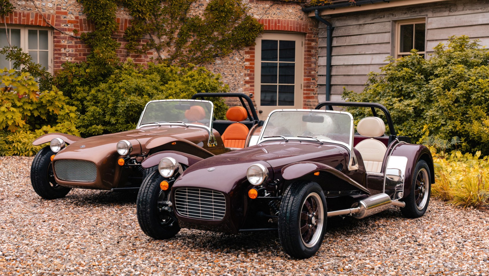 Caterham Super Seven 600 i 2000 na podjezdzie