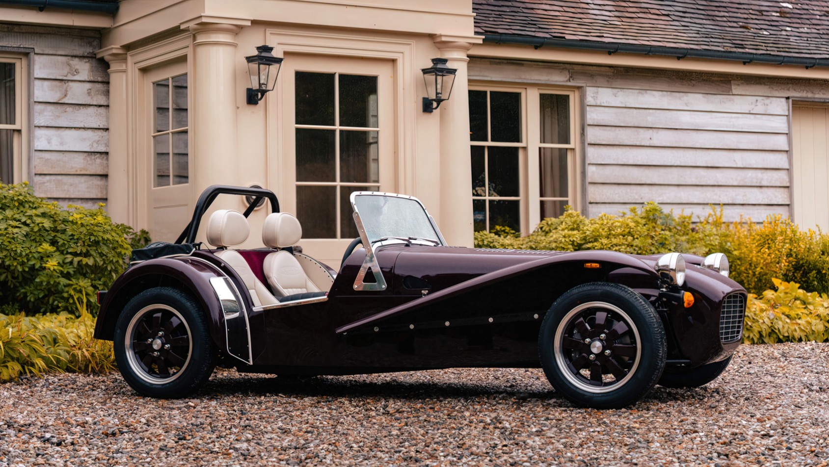 Caterham Super Seven 2000 z boku