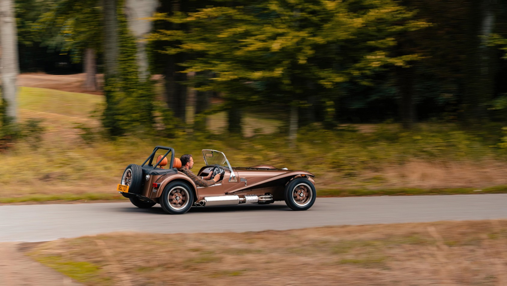 Caterham Super Seven na leśnej drodze