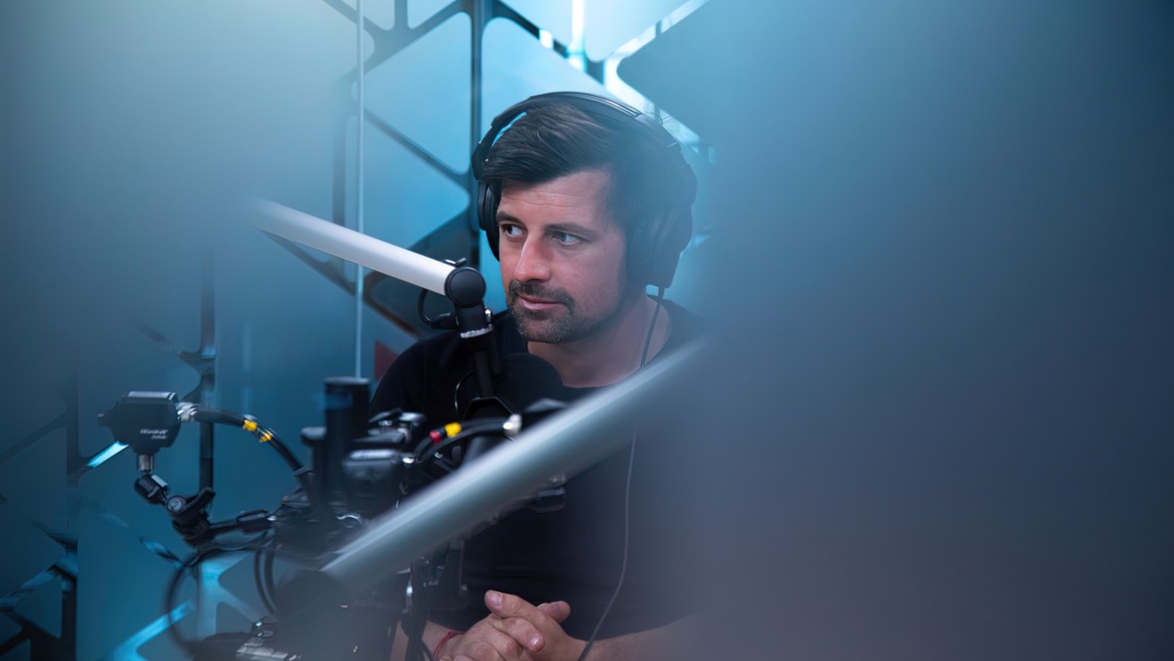 Patryk Mikiciuk podczas nagrywania podcastu