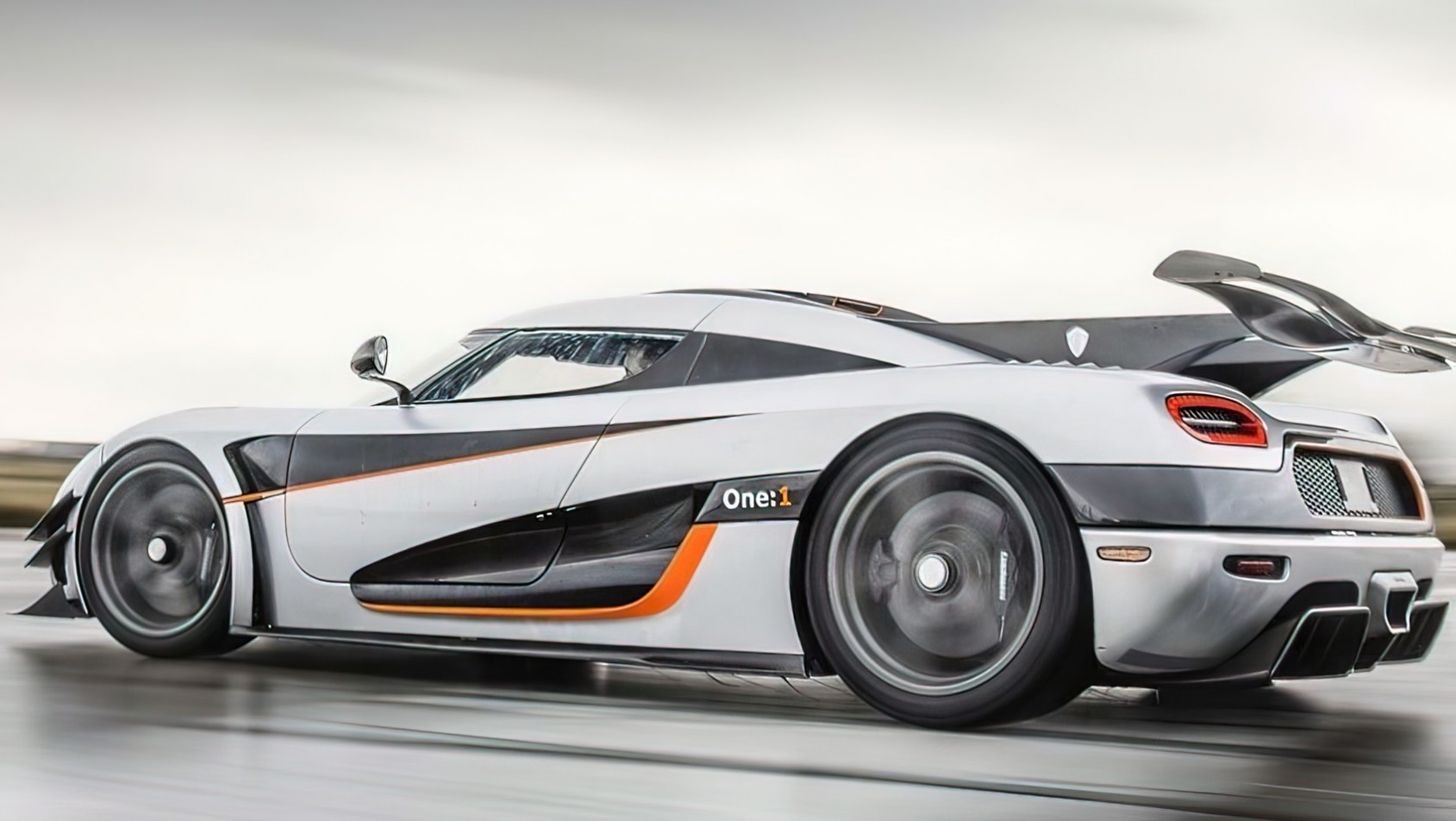Koenigsegg One z boku