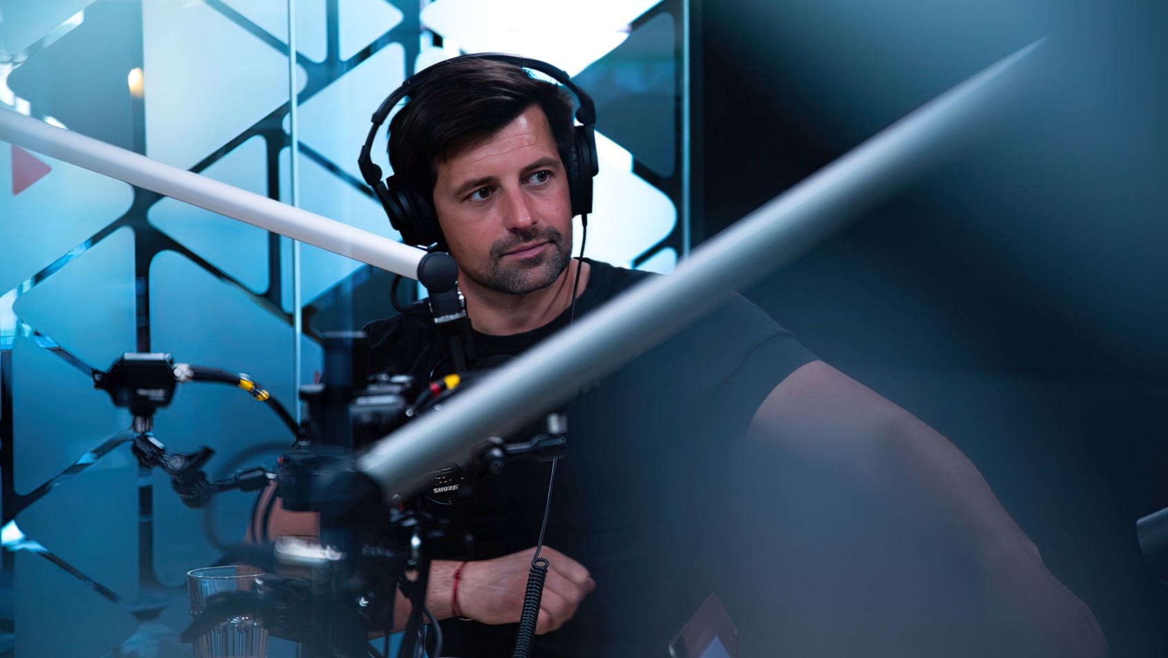 Partyk Mikiciuk podczas nagrywania podcastu