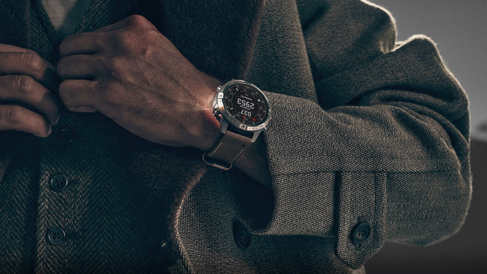 Garmin MARQ na dłoni