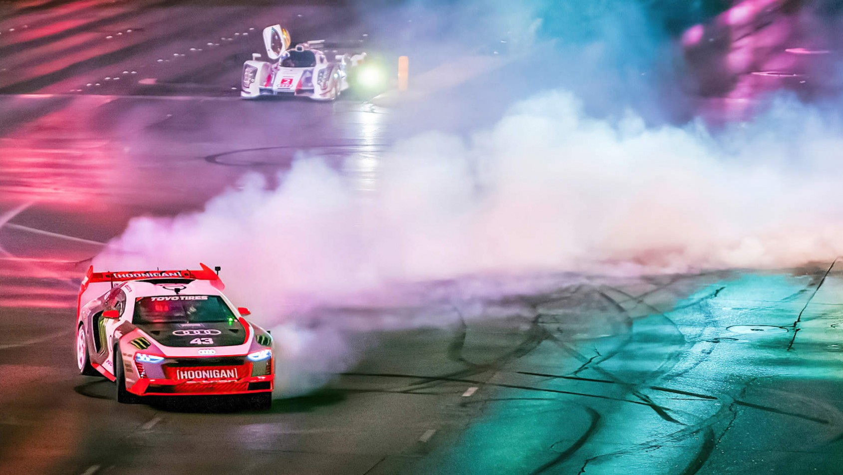 Audi S1 Hoonitron w kłębach dymu