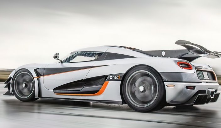 Koenigsegg One z boku