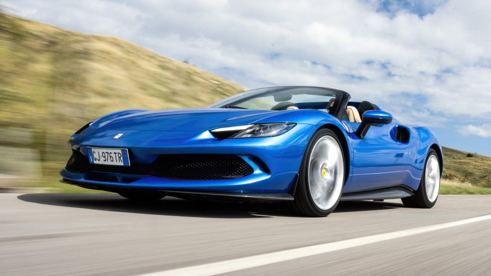 Ferrari 296 GTS - front auta