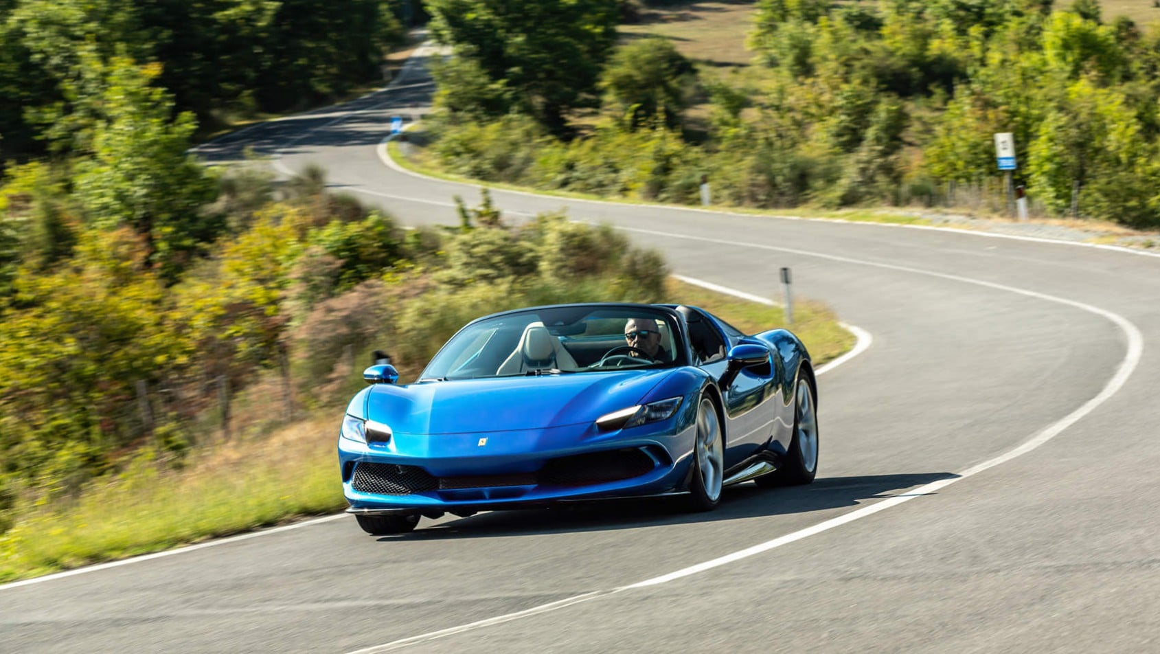 Ferrari 296 GTS na drodze